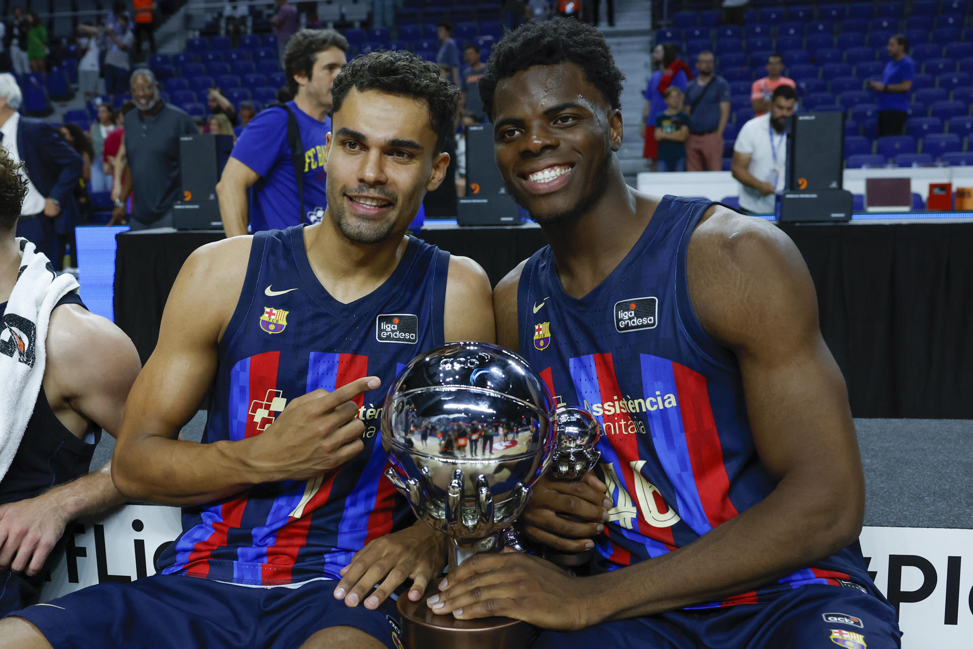 Oscar da Silva i James Nnaji (dreta), amb el títol de l'ACB (fotografia: EFE).