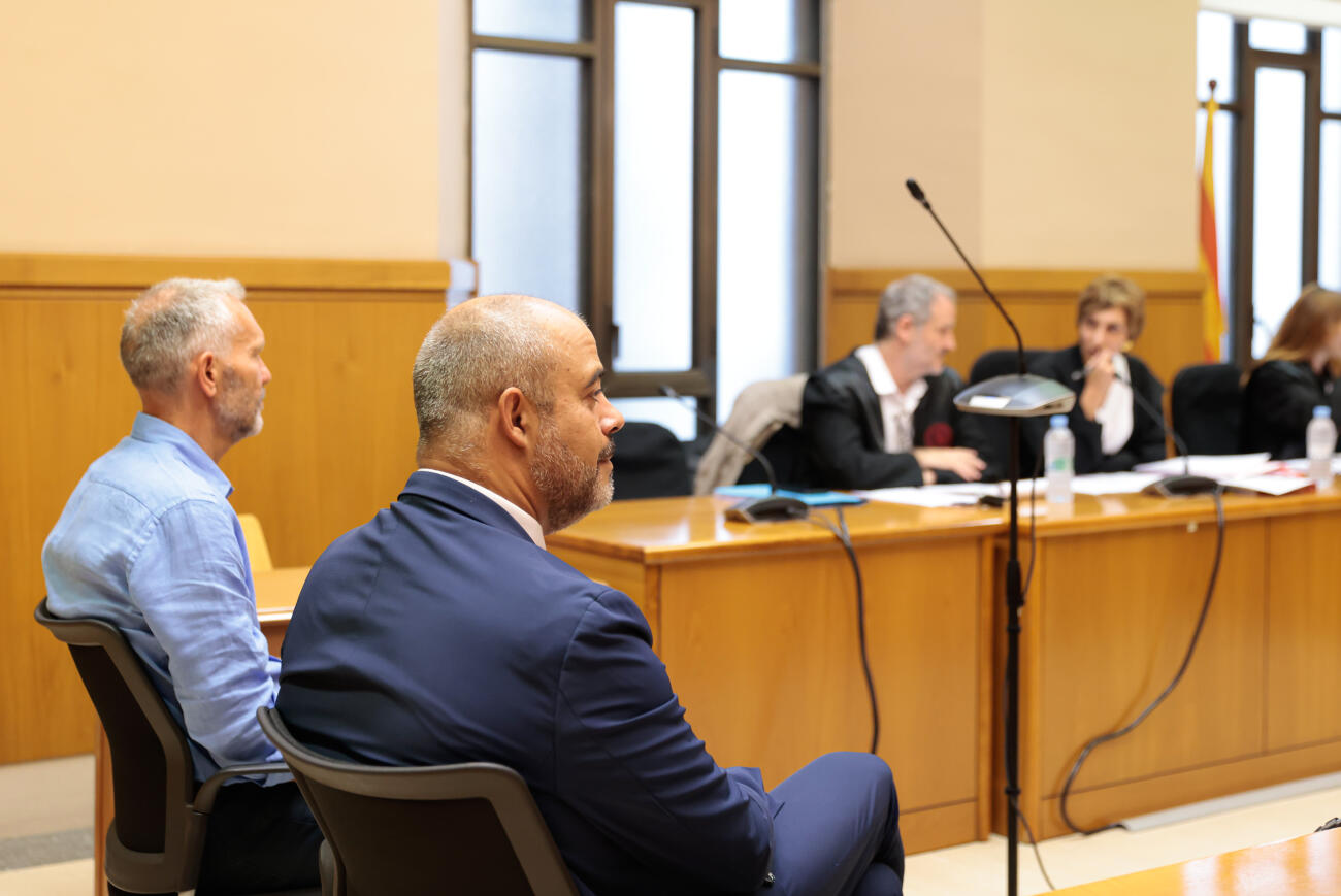 L'ex-conseller Buch i el mosso d'Esquadra Lluís Escolà, a la sala de vistes de l'Audiència de Barcelona (fotografia: ACN / Job Vermeulen).