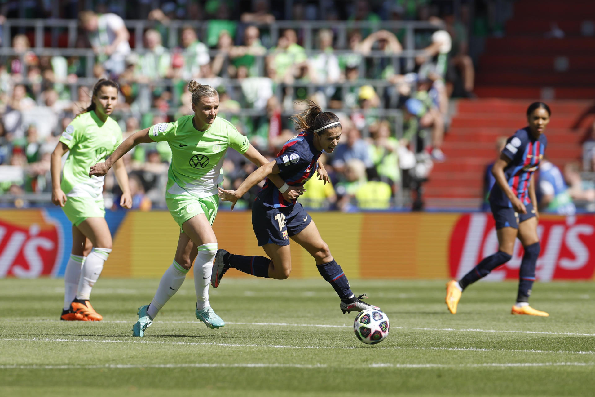 Aitana Bonamatí lluitant per la pilota amb Alexandra Popp sobre la gespa del Philips Stadion d'Eindhoven (EFE: Alberto Estevez)