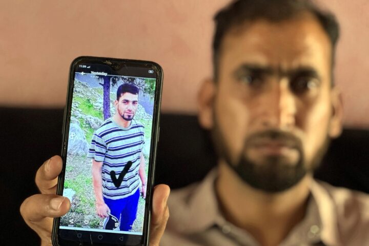 Waheed, germà de Mohammad Imran ensenya una fotografia del seu familiar (fotografia: Sohail Shahzad).