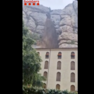 [VÍDEO] Els bombers treballen en una esllavissada espectacular a Montserrat