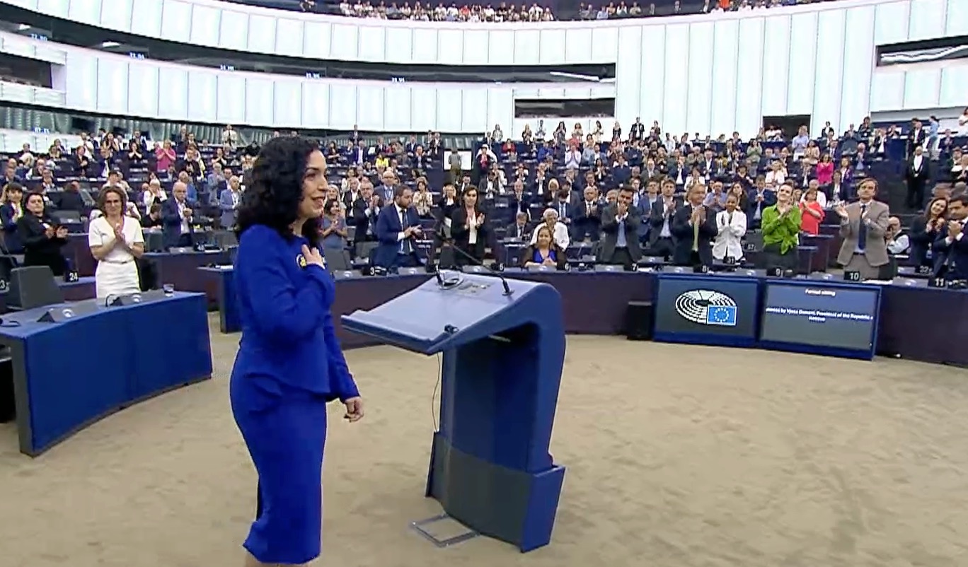 Iratxe García asseguda a primera fila de l'hemicicle mentre el ple del parlament ovaciona Vjosa Osmani