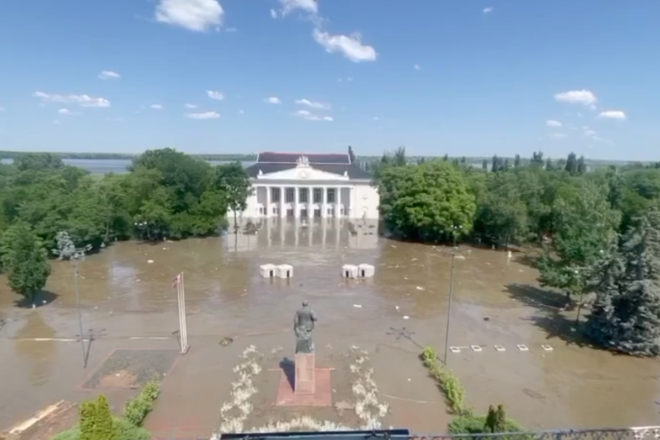 [VÍDEOS] Nova Kakhovka, inundada per la destrucció de la presa