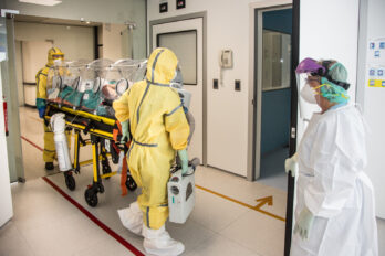 Sanitaris de l'Hospital Universitari de Sant Sebastià traslladant un pacient amb una malaltia infecciosa (arxiu)