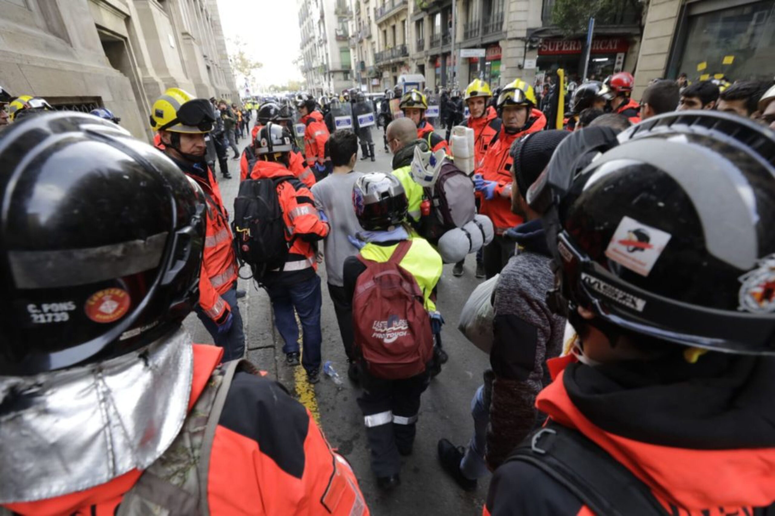 Moment en què assisteixen el ferit. Fotografia: Lluís Brunet