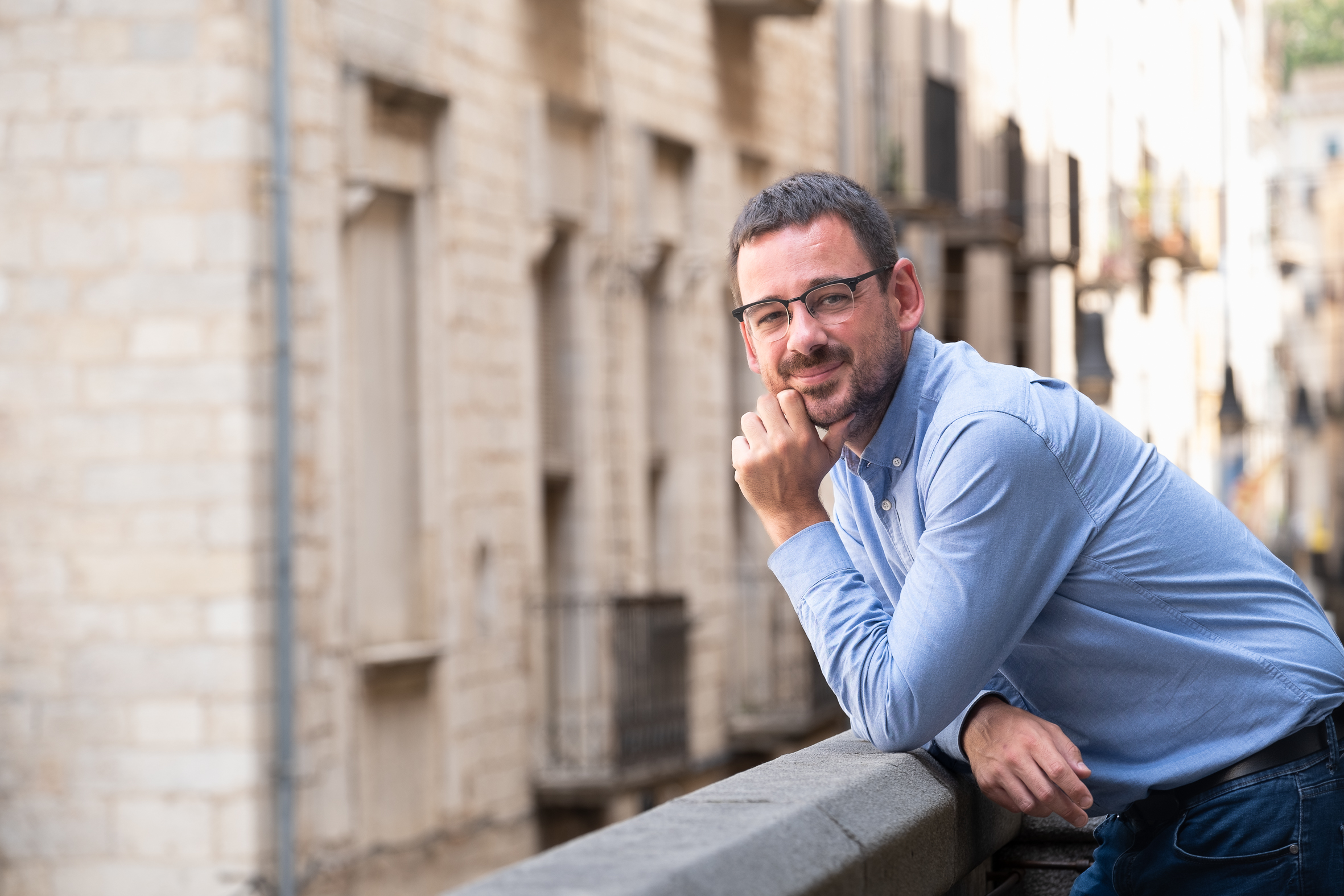 Lluc Salellas, batlle de Girona, ahir al balcó de l'ajuntament (Foto: Adiva Koenigsberg)