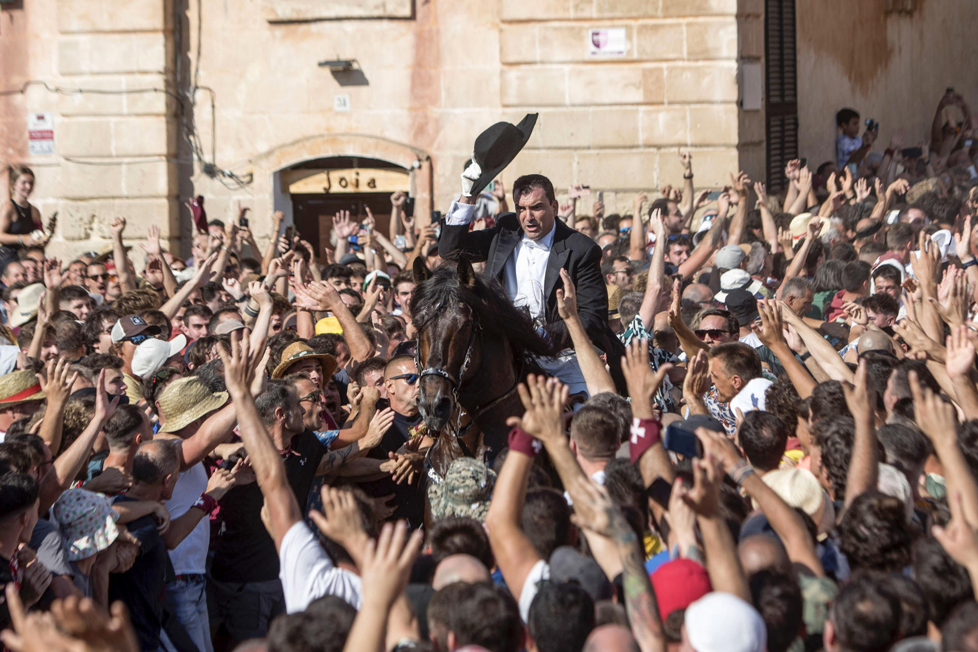 El caixer senyor entra al galop a la plaça des Born per començar el caragol
