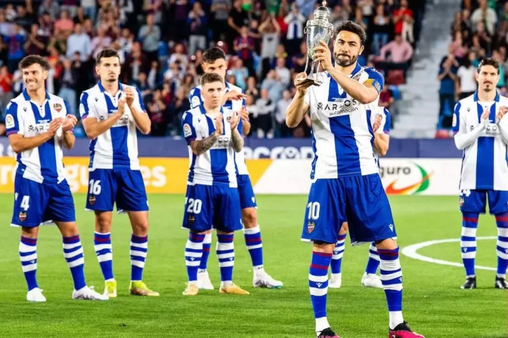 El capità del Llevant, Vicente Iborra, aixeca el trofeu de la Copa de la República davant l'afecció en el partit del passat 31 de març contra el Saragossa (fotografia: @LevanteUD)