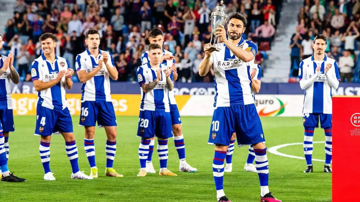 El capità del Llevant, Vicente Iborra, aixeca el trofeu de la Copa de la República davant l'afecció en el partit del passat 31 de març contra el Saragossa (fotografia: @LevanteUD)