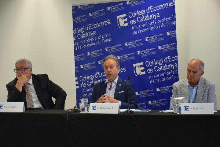 El degà del CEC, Carles Puig de Travy, el responsable de l'enquesta del col·legi, Xavier Segura, i l'economista Agustí Jover (fotografia: ACN / Miquel Vera).