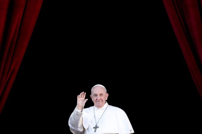 Enmig d’una revolta progressista, el papa es prepara per beneir les parelles homosexuals