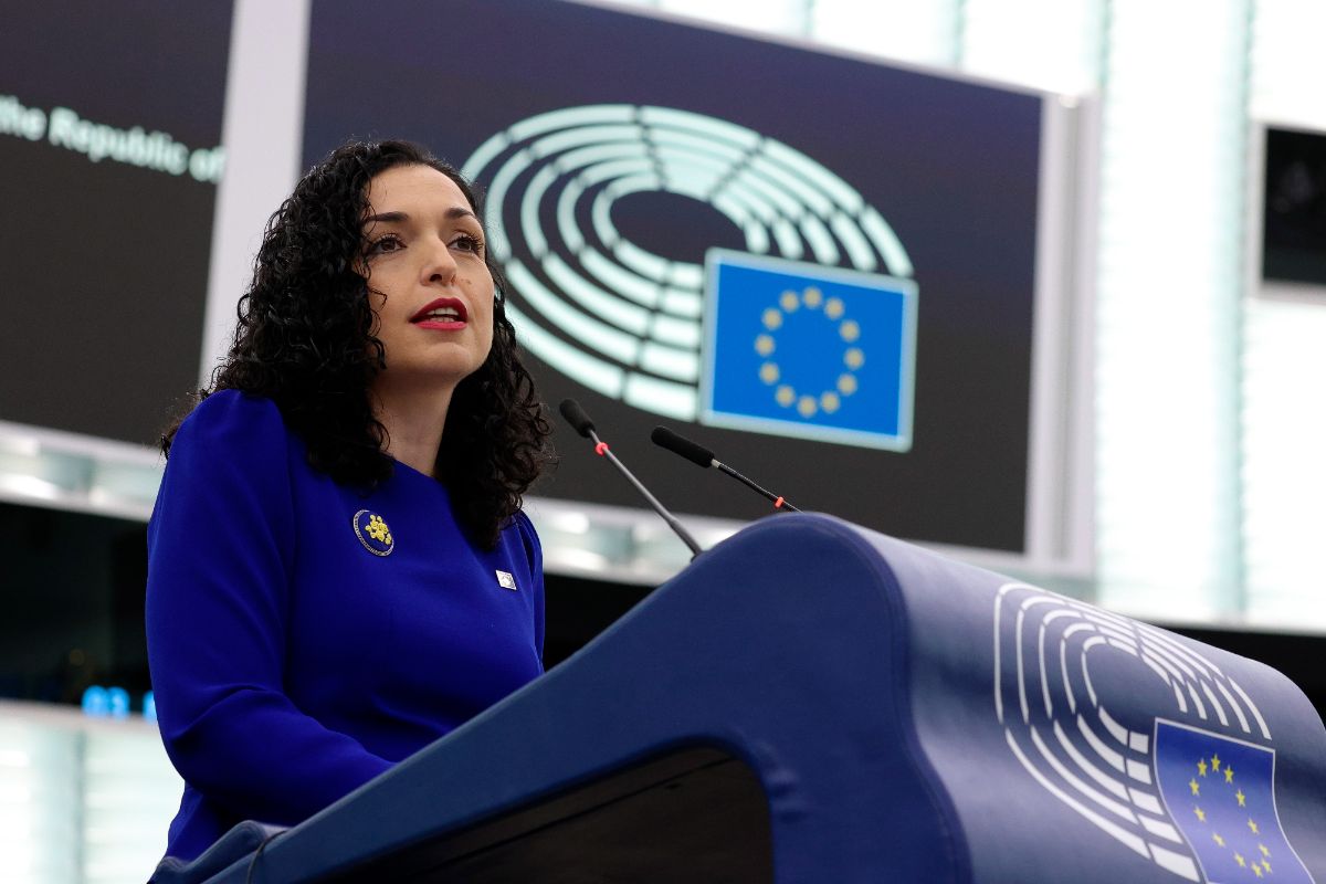 La presidenta de Kossove, Vjosa Osmani, parlant al Parlament Europeu.