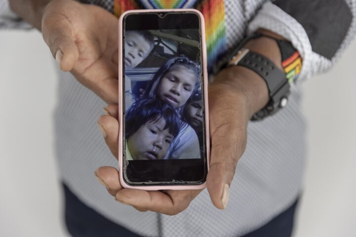 Manuel Miller Ranoque, pare de dos dels quatre nens que anaven en l'avió que es va estavellar a l'Amazònia colombiana, mostra una imatge de tots quatre, feta el mes d'abril (fotografia: Fabiola Ferrero per a The Washington Post).