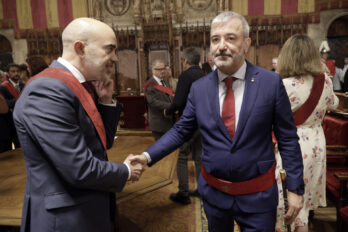 Daniel Sirera (PP) i Jaume Collboni (PSOE), ahir encaixant les mans (Foto: EFE)