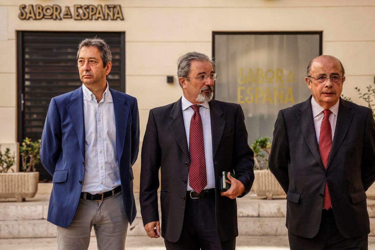 Vicente Barrera Simó, futur vice-president de la Generalitat, davant el rètol