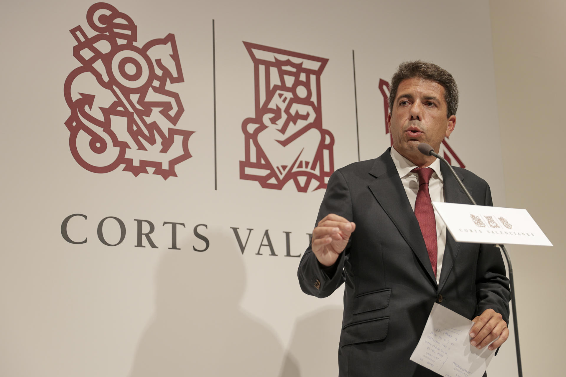 El futur president de la Generalitat, Carlos Mazón, durant la conferència de premsa de presentació de l'acord. (Fotografia de Manuel Bruque)