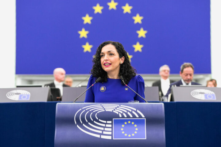 La presidenta de Kossove, Vjosa Osmani, en una intervenció al ple del Parlament Europeu (fotografia: Parlament Europeu).
