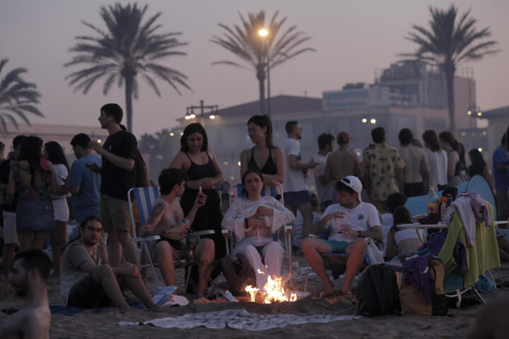 Milers de persones van celebrar la revetlla de Sant Joan a la platja de la Malva-rosa, a València (fotografia: EFE/Manuel Bruque).