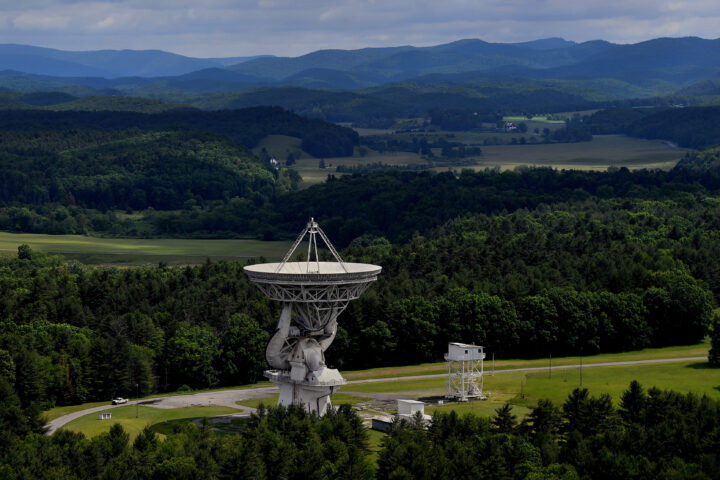 El Telescopi Robert C. Byrd Green Bank a Green Bank, Virgínia Occidental, va ser un dels observatoris utilitzats per seguir els pulsars com a mètode de detecció d'ones gravitacionals de baixa freqüència. Foto per al Washington Post de Michael S. Williamson