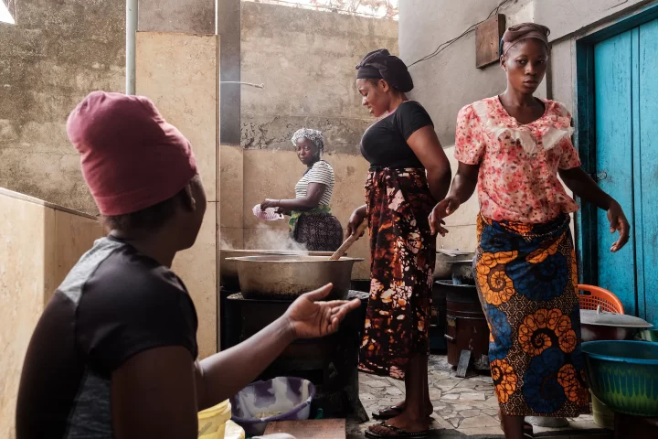 Cuineres preparant el dina en una cuina escolar a Freetown, Sierra Leone. (Guy Peterson per The Washington Post)