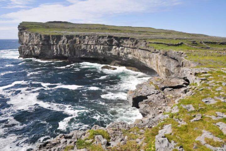 Penya-segats a Dun Aengus, Inishmore, a les Illes d'Aran (Irlanda). El país ofereix ajuts per a renovar propietats buides en trenta de les seves illes (fotografia: iStock)