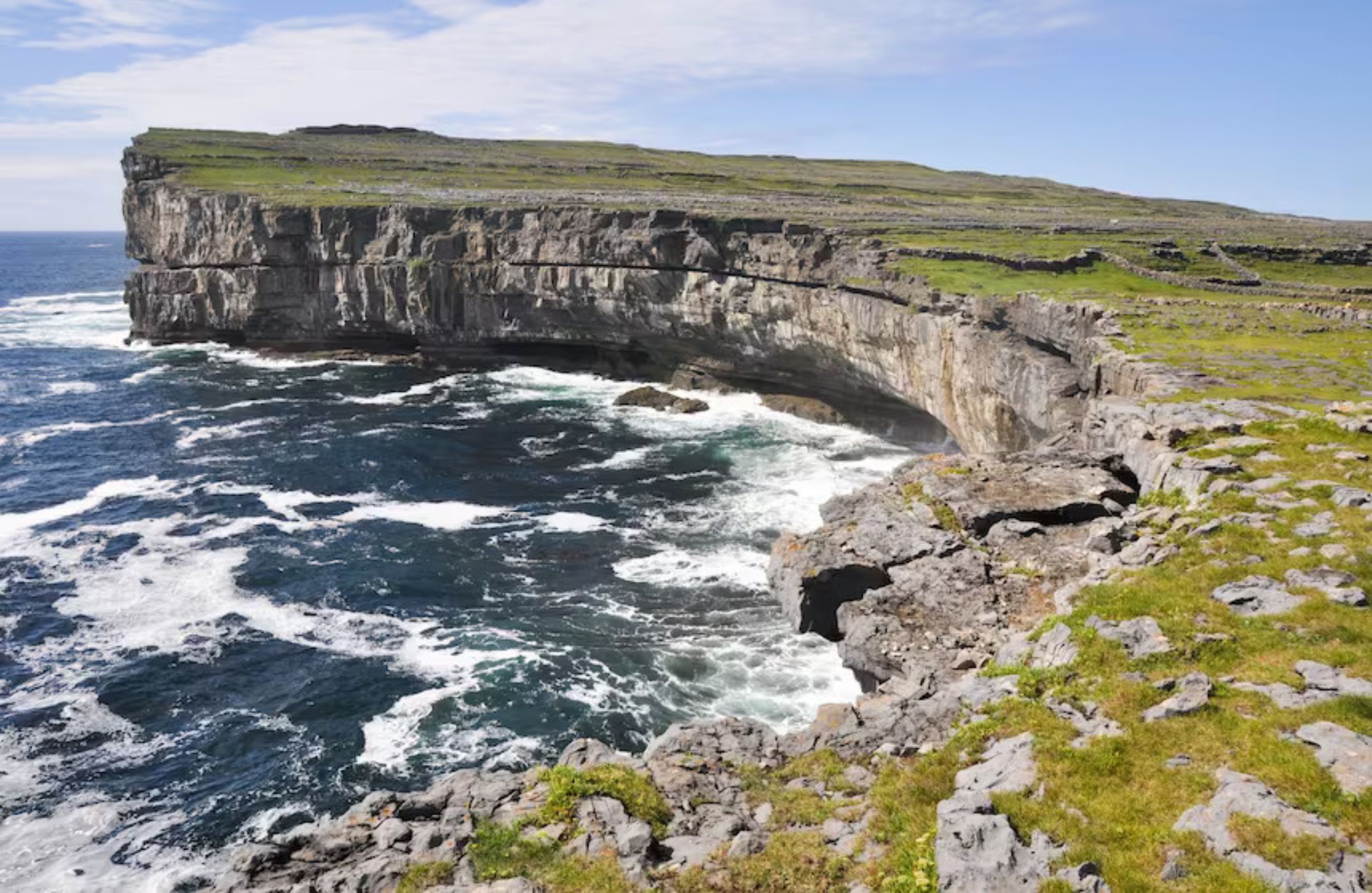 Penya-segats a Dun Aengus, Inishmore, a les Illes d'Aran (Irlanda). El país ofereix ajuts per a renovar propietats buides en trenta de les seves illes (fotografia: iStock)