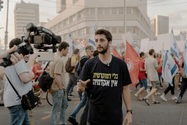 Josh Drill enregistrant un comentari durant una manifestació de protesta contra el govern, a Tel-Aviv, el 3 de juny (fotografia: Ofir Berman, per al Washington Post).