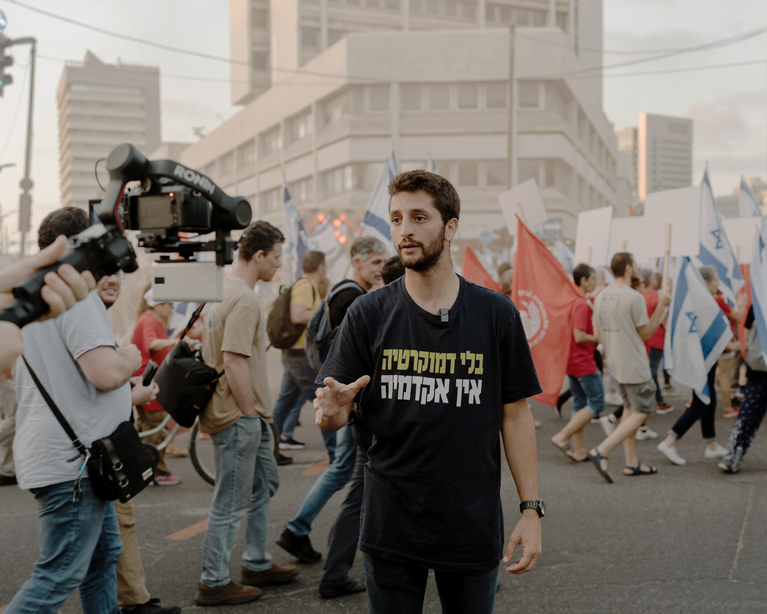 Josh Drill enregistrant un comentari durant una manifestació de protesta contra el govern, a Tel-Aviv, el 3 de juny (fotografia: Ofir Berman, per al Washington Post).