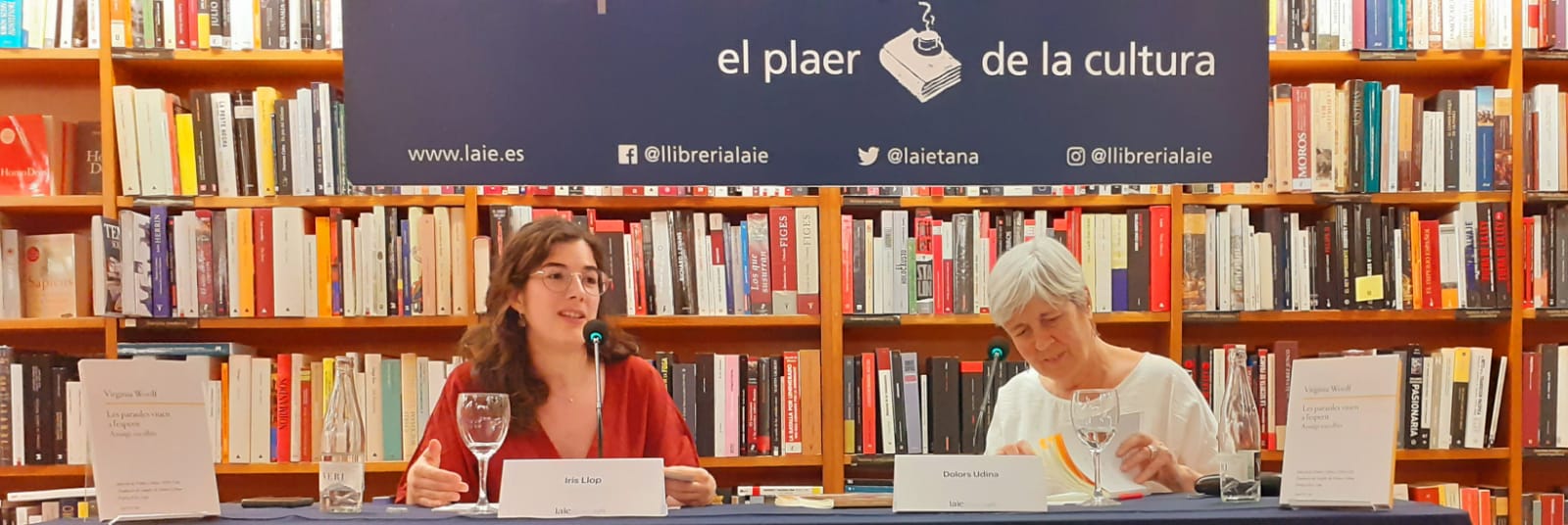 Iris Llop i Dolors Udina presentant la seva tria d’assaigs de Virginia Woolf.