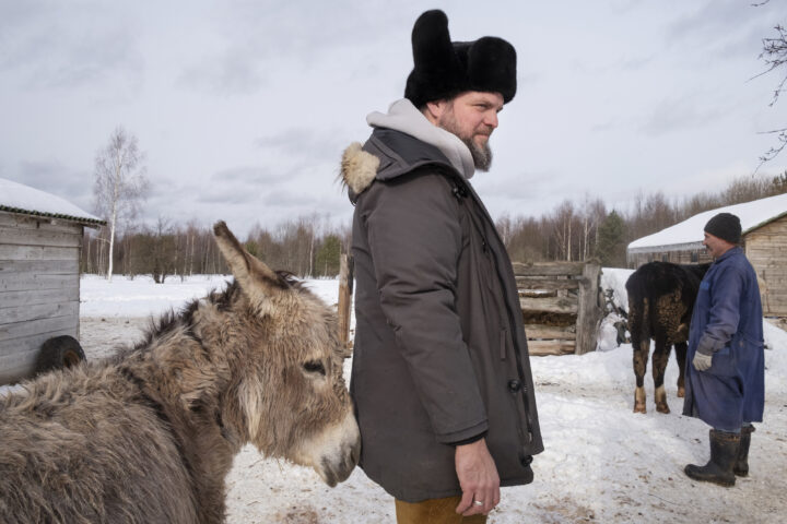 Boris Akimov amb un dels rucs de la granja. (Fotografia per a The Washington Post)