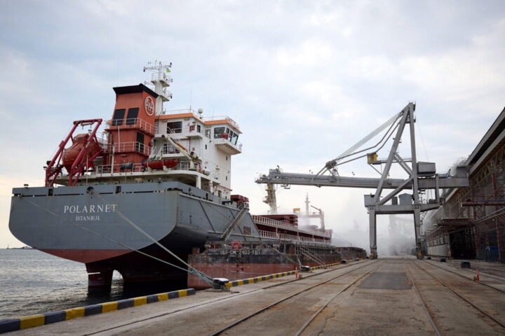 Un vaixell és carregat de blat al port d'Odessa, a Ucraïna, el juliol de 2012 (fotografia: Servei de premsa presidencial d'Ucraïna)