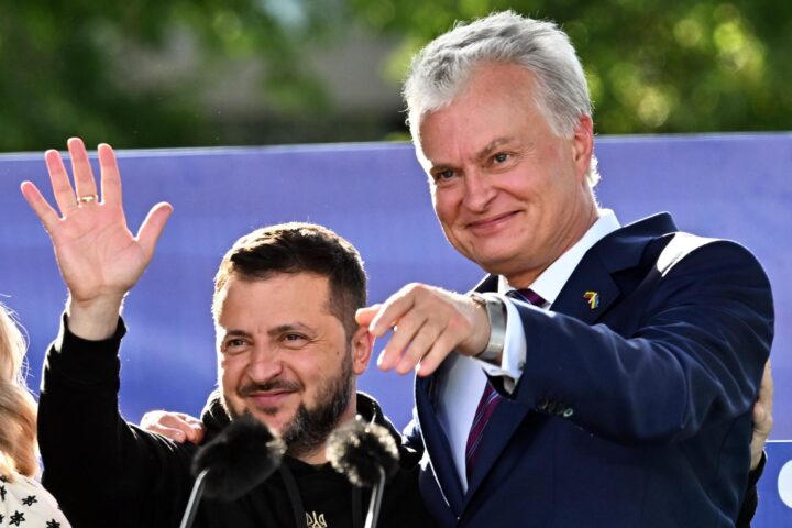 El president d'Ucraïna Volodymyr Zelensky i el d'Ucraïna Gitanas Nauseda, aquest dimarts a Vílnius. (Fotografia de Filip Singer)