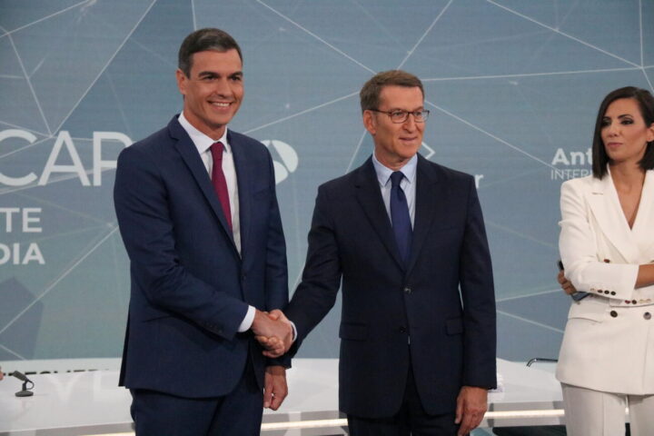 Pedro Sánchez (esquerra) i Alberto Núñez Feijóo. Si el PSOE investeix Feijóo, l'independentisme afebleix un rival.