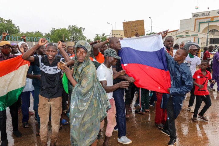 Un grup de manifestants celebra el cop d'estat als carrers de Niamey amb banderes del país i russes.