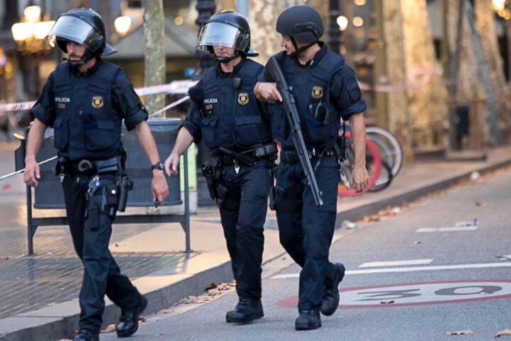 Agents dels Mossos d'Esquadra a la Rambla de Barcelona el 17 d'agost del 2017 (fotografia: Albert Salamé).