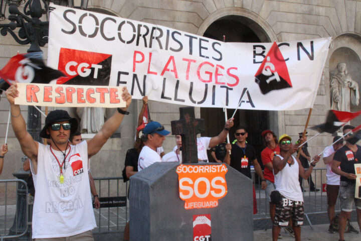 Protesta dels socorristes a la plaça de Sant Jaume de Barcelona (fotografia: ACN/Cinto Mora i Abelaira).