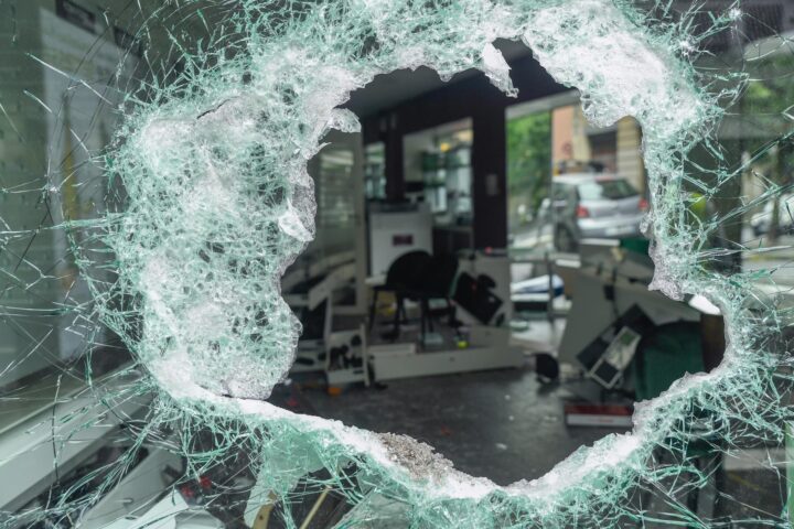 Una botiga atacada a Montreuil en les protestes per l'assassinat de Nahel M.