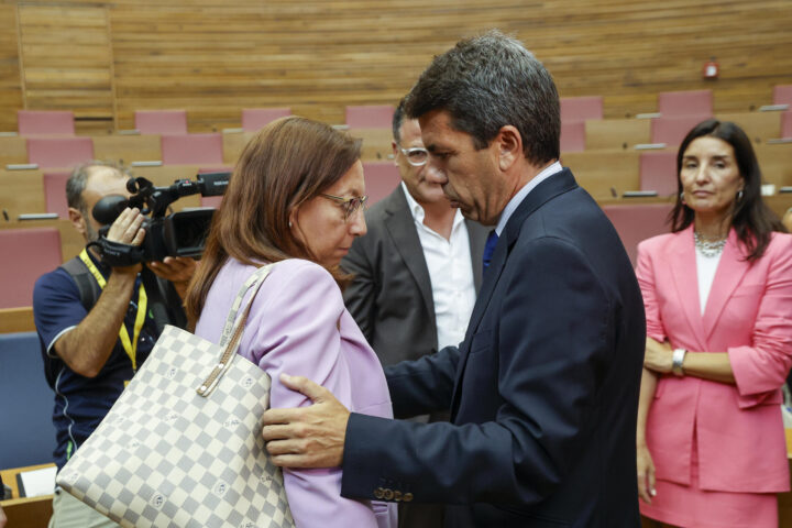 El president Mazon, amb la presidenta de les Corts, de Vox, Llanos Massó (fotografia: Kai Forsterling).