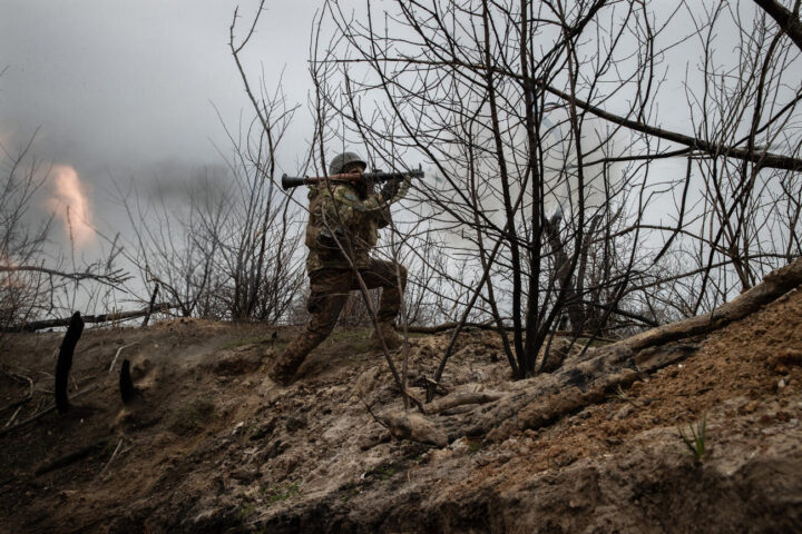 Fotografia d'arxiu d'un soldat ucraïnes llançant una granada propulsada als combatents russos a la regió del Donetsk. 20 de març del 20203