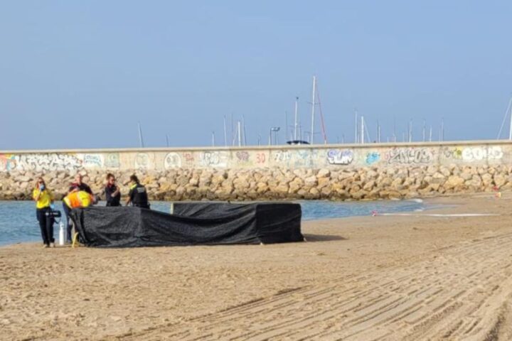 Equips d'emergència i membres de la policia local amb el cadàver a la platja de Roda de Berà. Fotografia: Ajuntament de Roda de Berà.