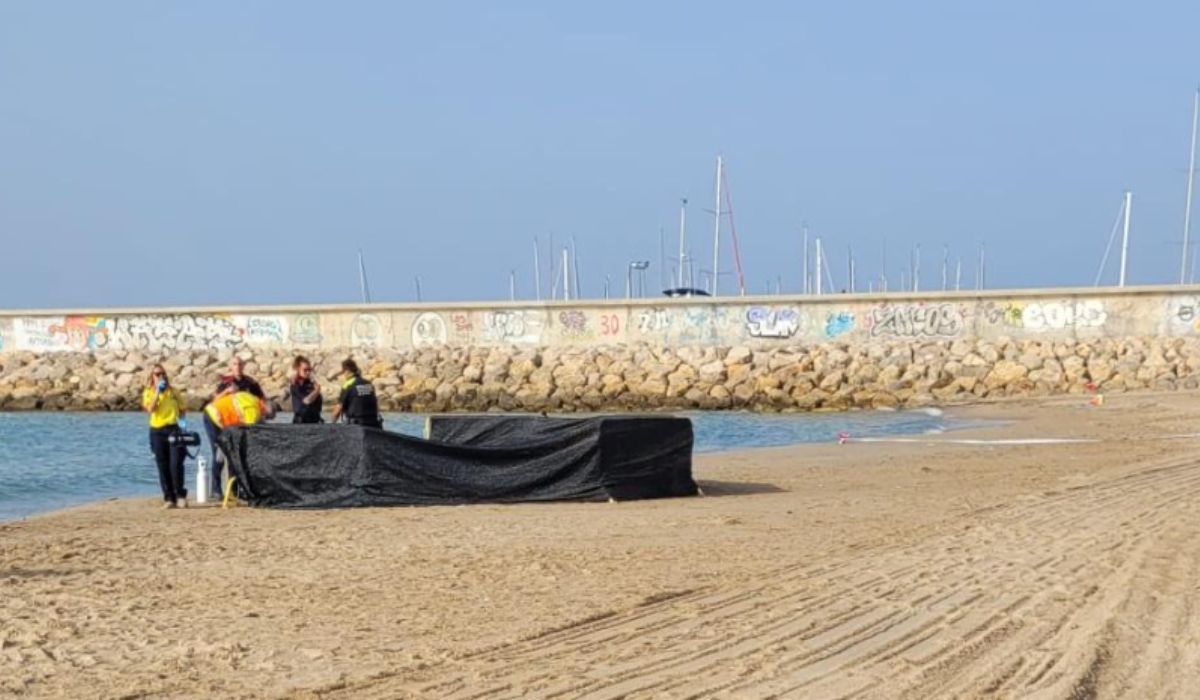 Equips d'emergència i membres de la policia local amb el cadàver a la platja de Roda de Berà. Fotografia: Ajuntament de Roda de Berà.