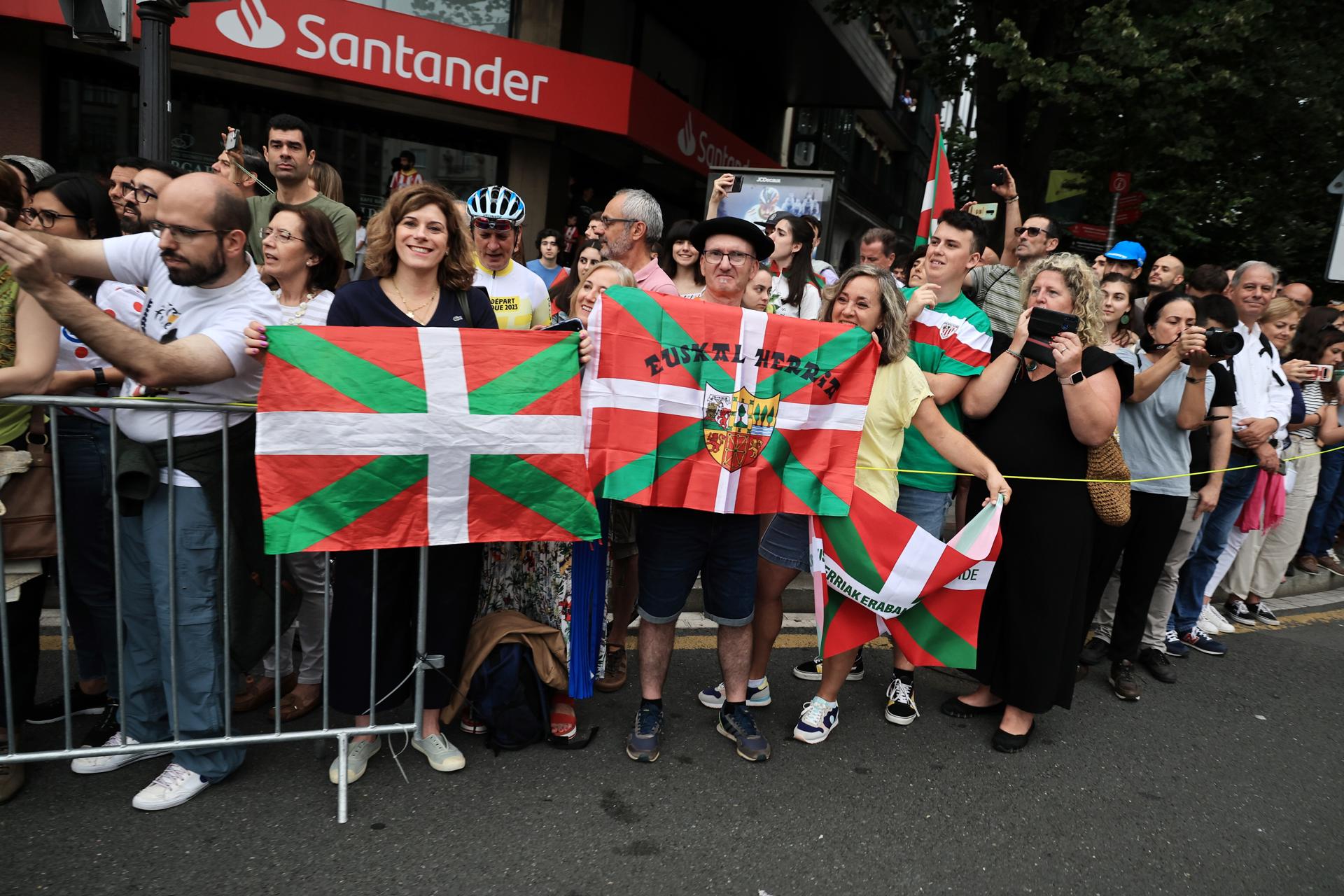 Afeccionats del Tour amb ikurrinyes (fotografia: EFE / Christophe Petit Tesson).