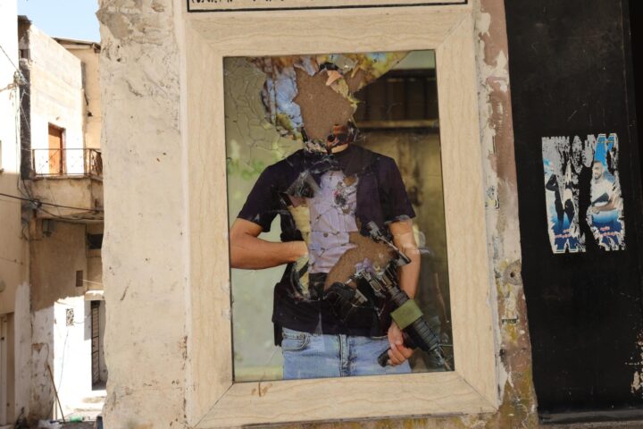 Un retrat d'un combatent palestí estripat, en una paret de Jenín (fotografia: Alaa Badarneh).