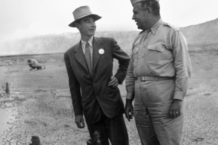 Oppenheimer i el general Leslie Groves examinen una prova nuclear l'any 1945.