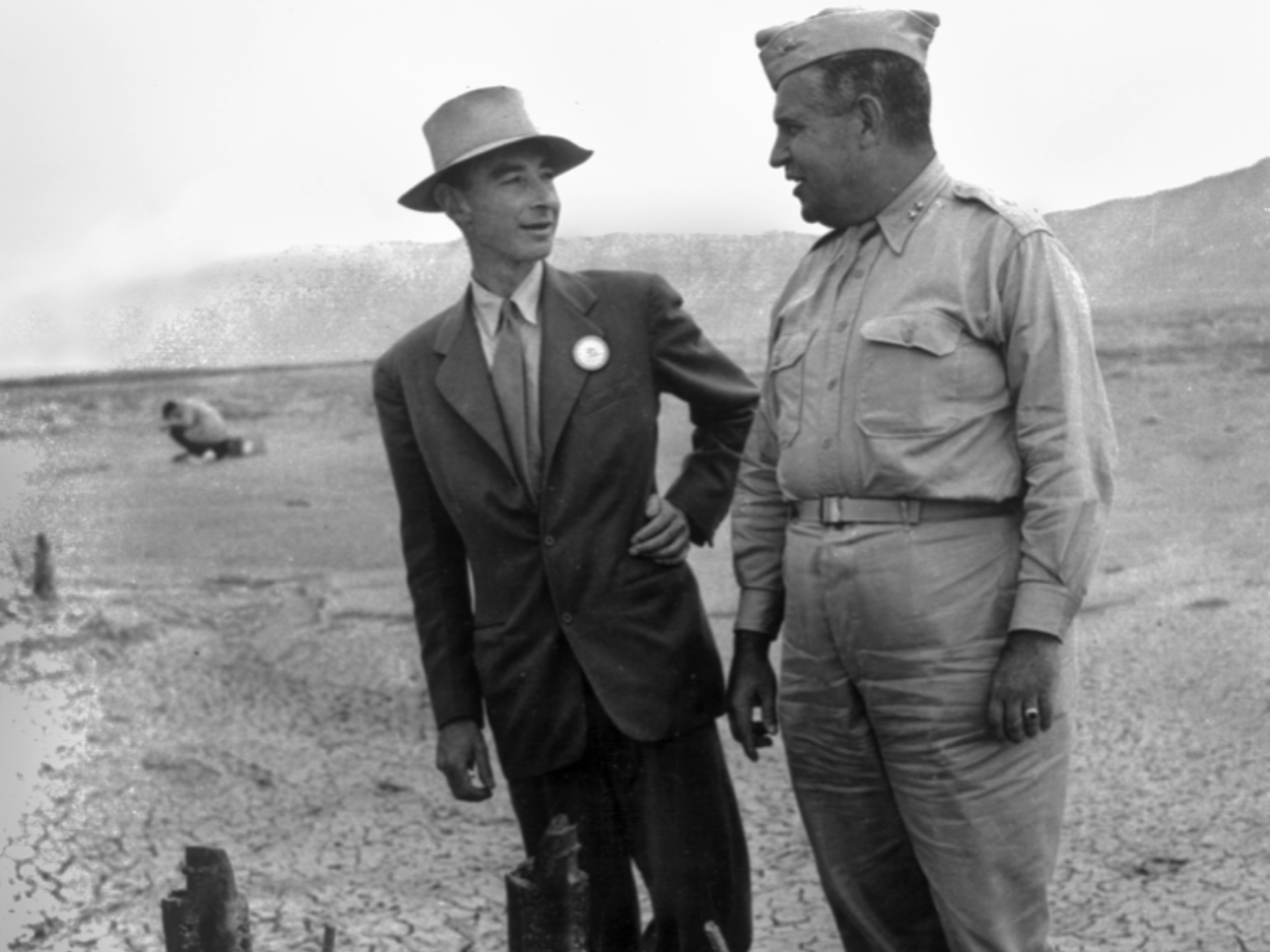 Oppenheimer i el general Leslie Groves examinen una prova nuclear l'any 1945.