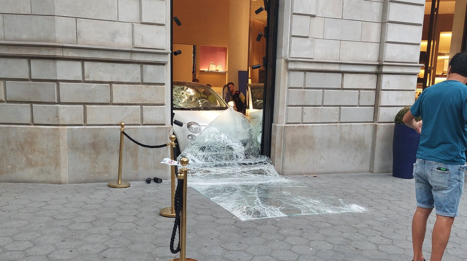 El cotxe encastat a la botiga del passeig de Gràcia (Fotografia: Albert Salvador)