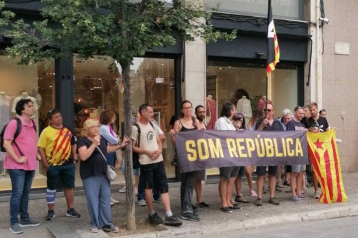 Una vintena de persones s'ha concentrat davant de l'estació de trens de Girona per a protestar per l'arribada del rei espanyol. Fotografia: Dani Cornellà