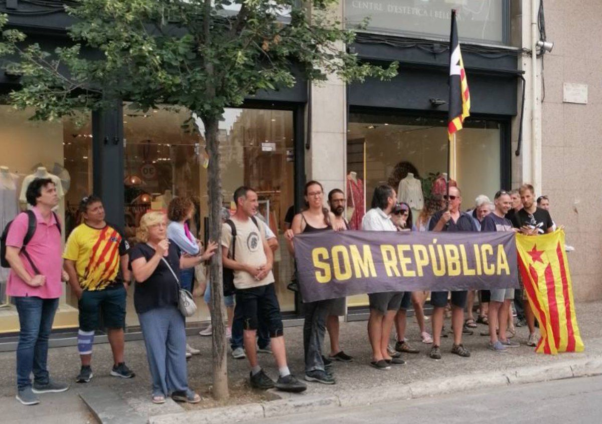 Una vintena de persones s'ha concentrat davant de l'estació de trens de Girona per a protestar per l'arribada del rei espanyol. Fotografia: Dani Cornellà