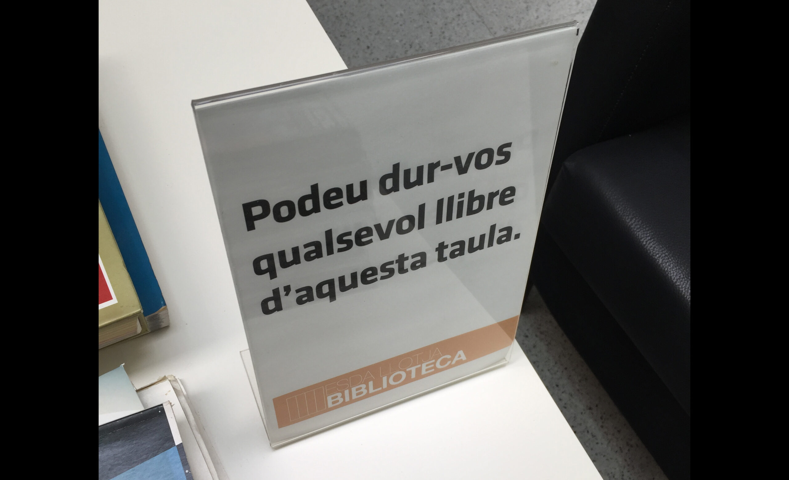 Un rètol capturat en una biblioteca del país.
