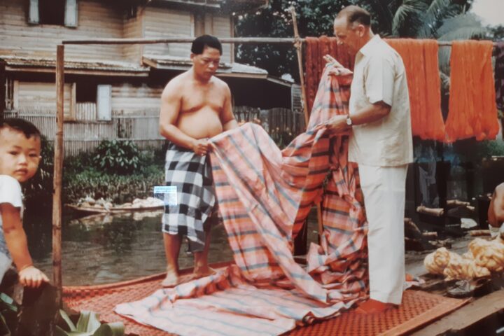 Ell supervisava diriament el treball dels artesans de la seda del klong
